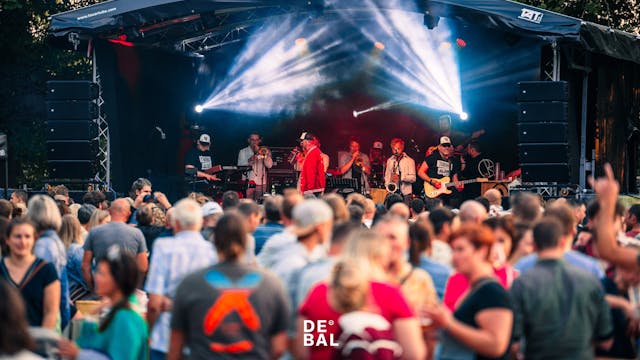 Optreden in het park met vele toeschouwers