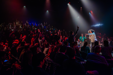 Persoon on stage die wijst naar mensen in het publiek