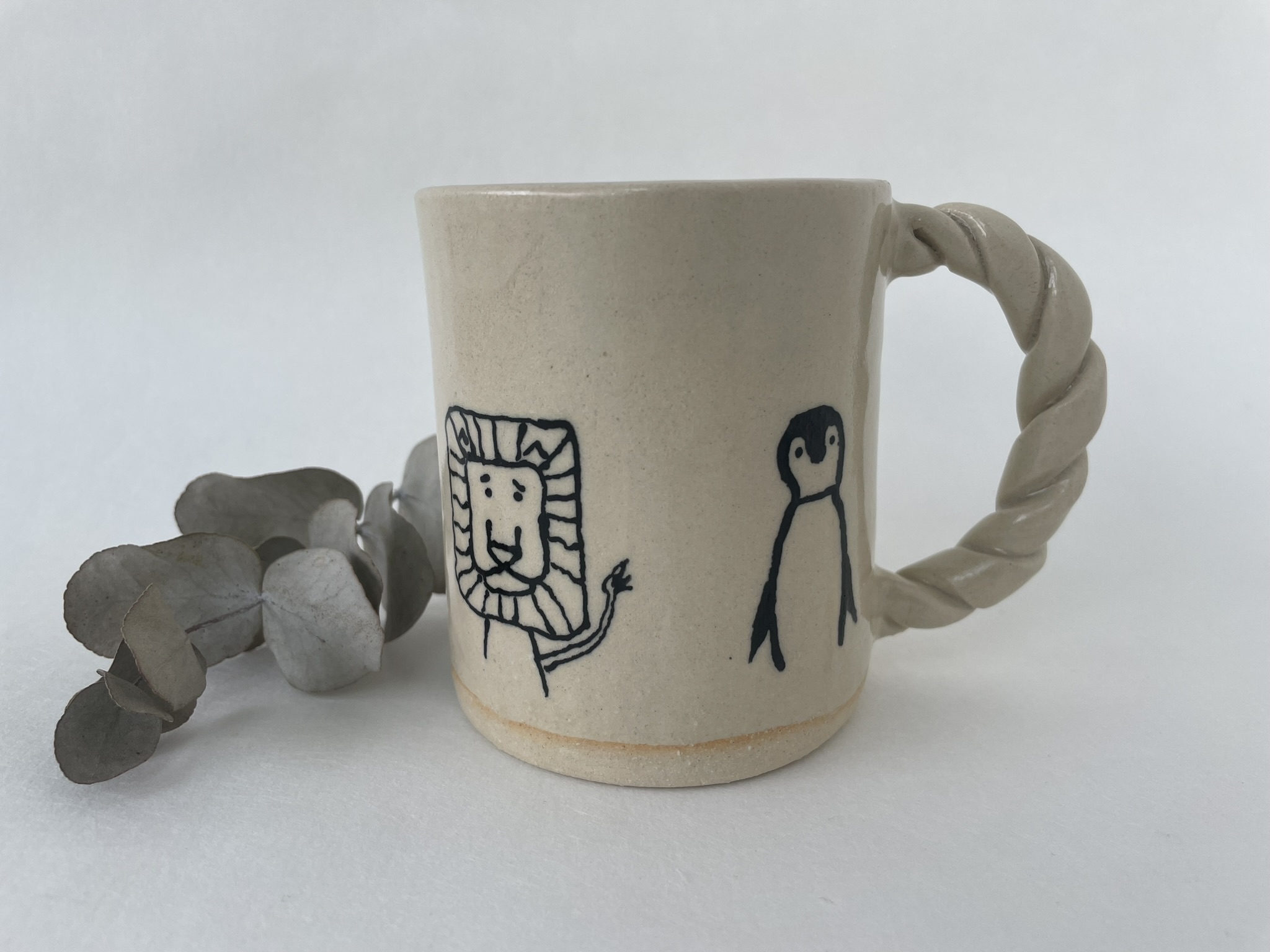 Voorbeeldkopje. Er kunnen zowel filigrane tekeningen als kleurrijke elementen worden aangebracht.