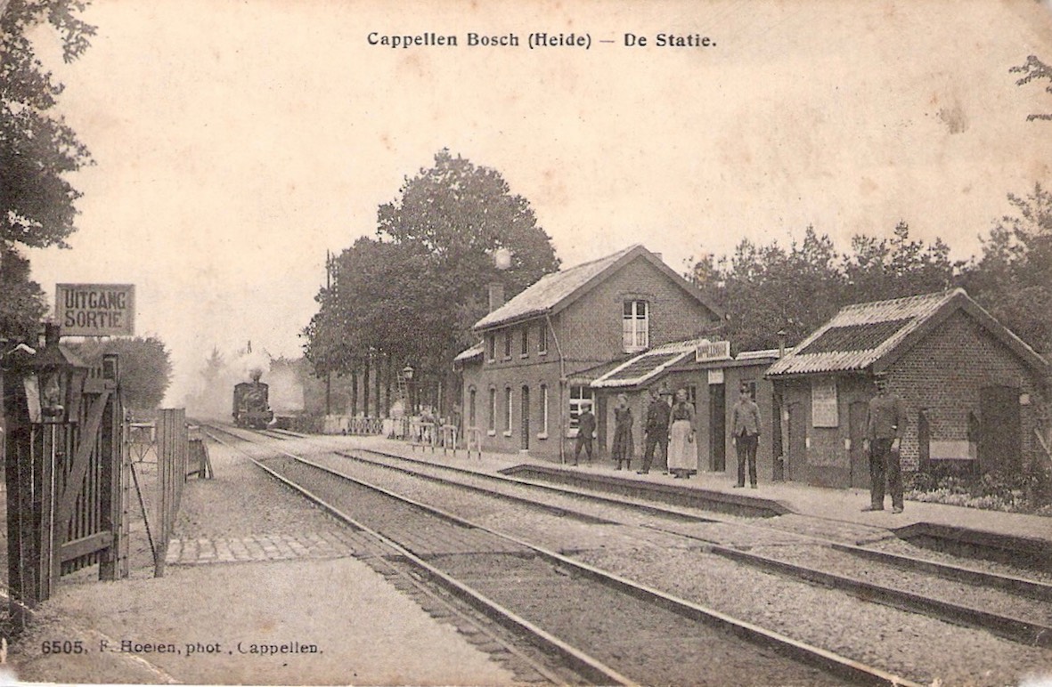 Overweg aan het station van Kapellenbos
