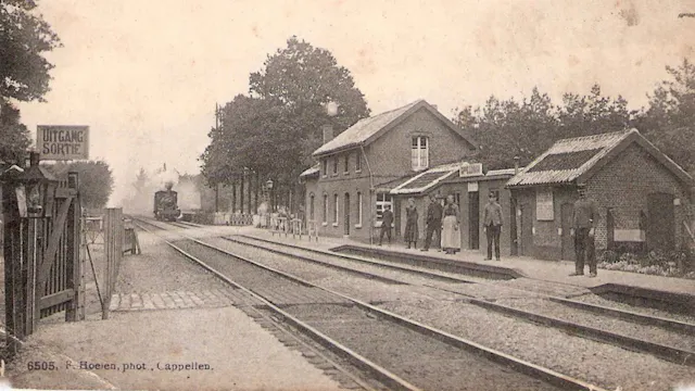 Overweg aan het station van Kapellenbos