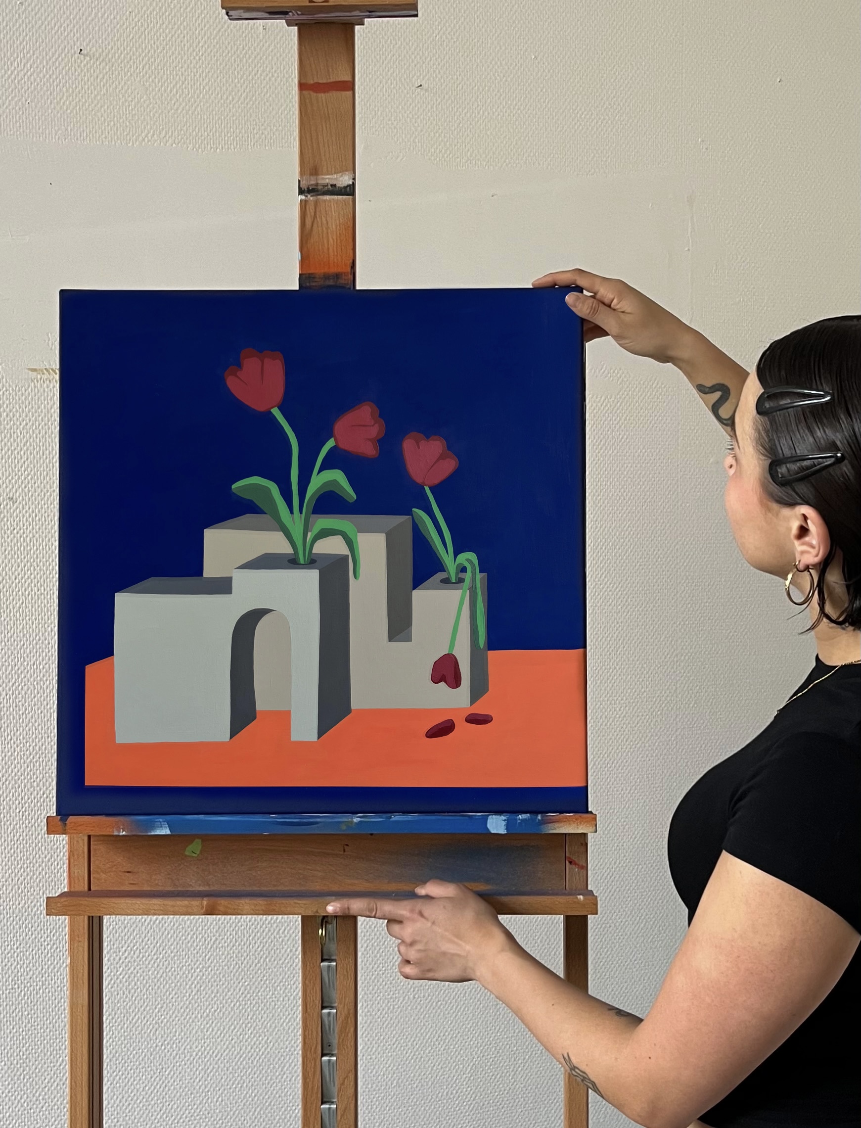 Vrouw houdt schilderij vast