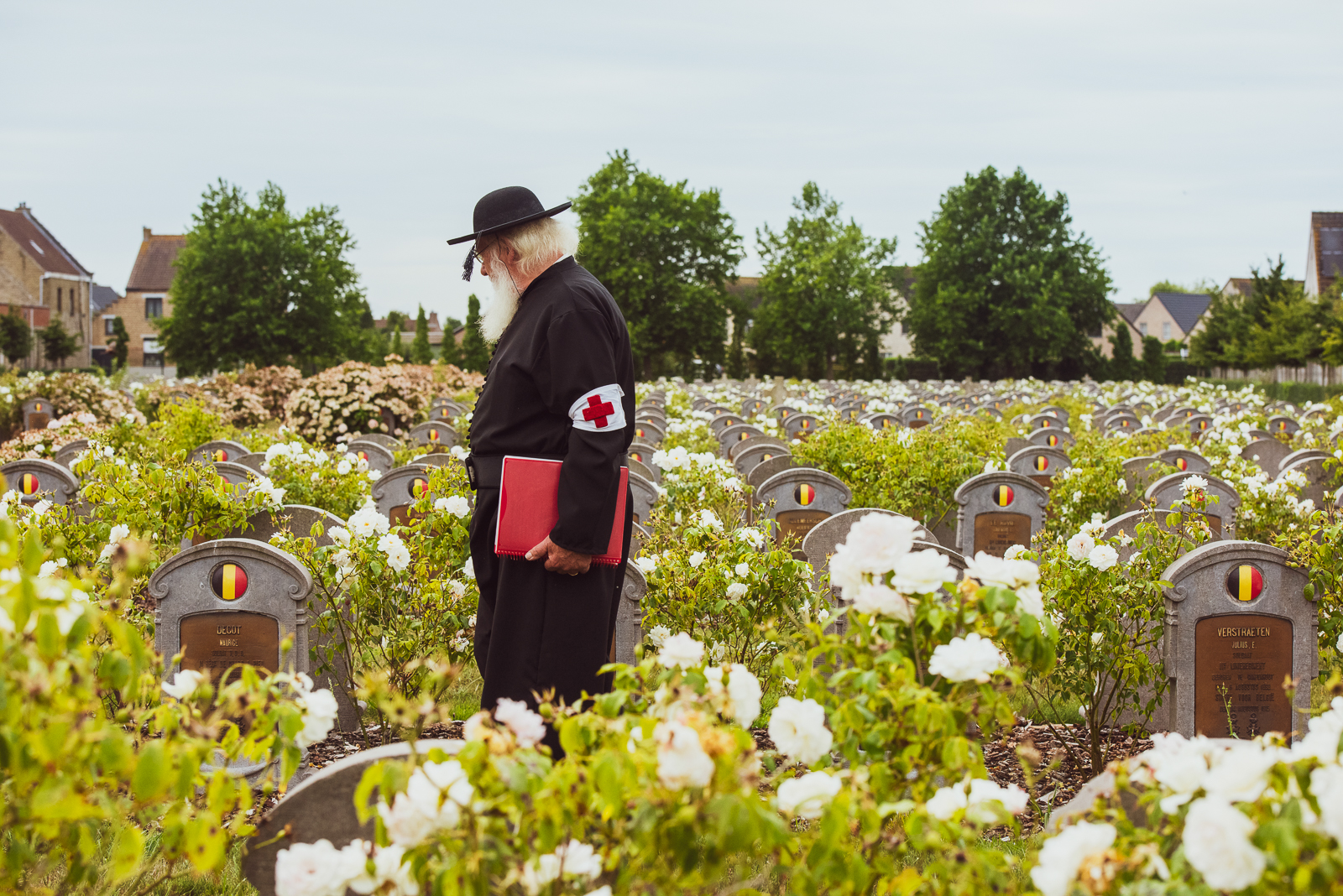 Pastoor op de militaire begraafplaats