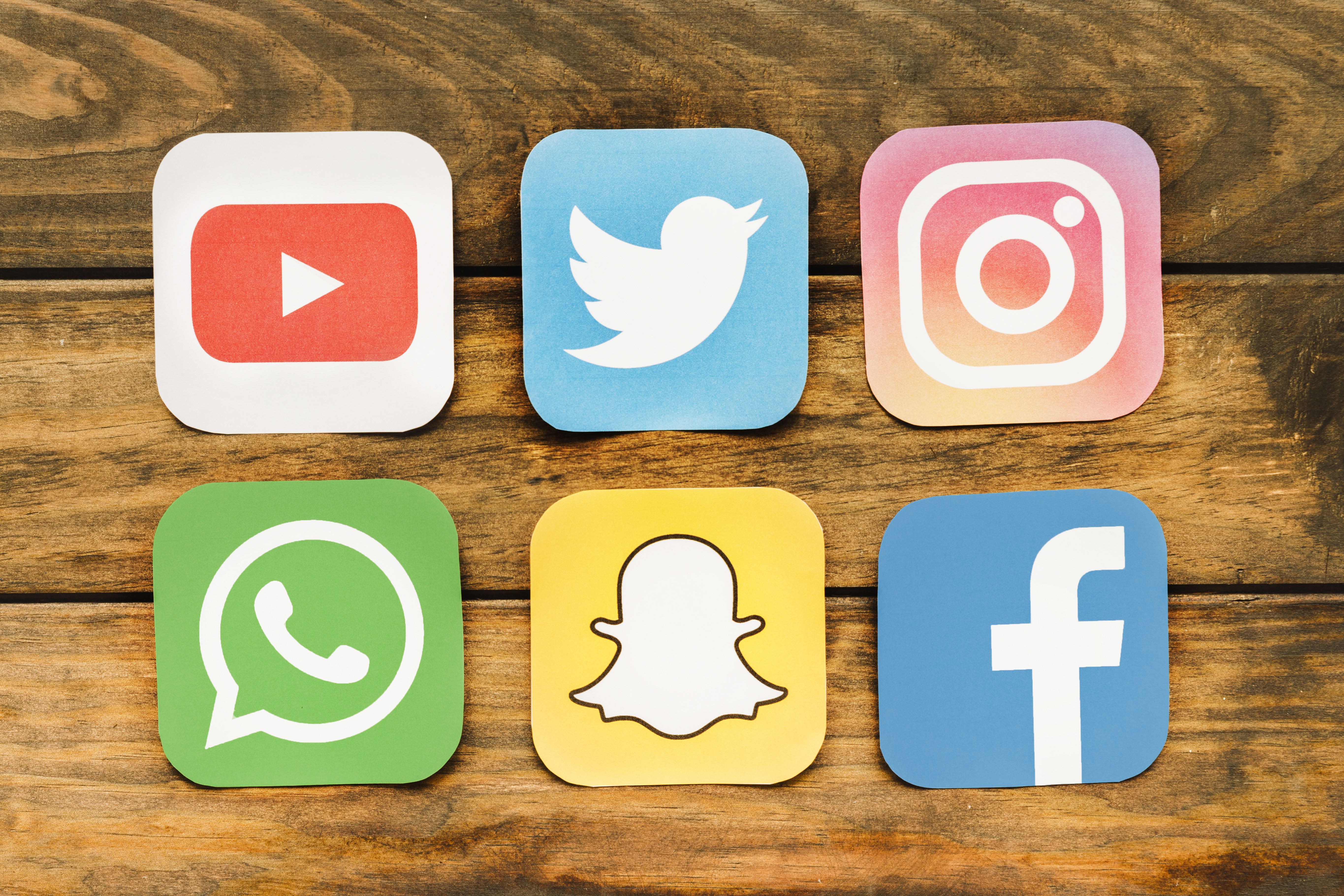icoontjes in kleur van verschillende sociale media of online platformen: youtube, twitter, instagram, whatsapp, snapchat en facebook