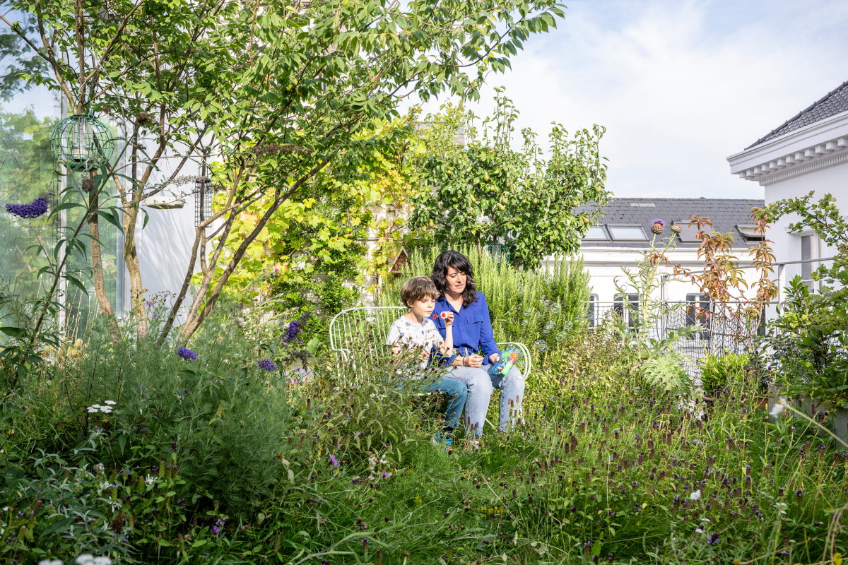 Vrouw en kind op een groendak