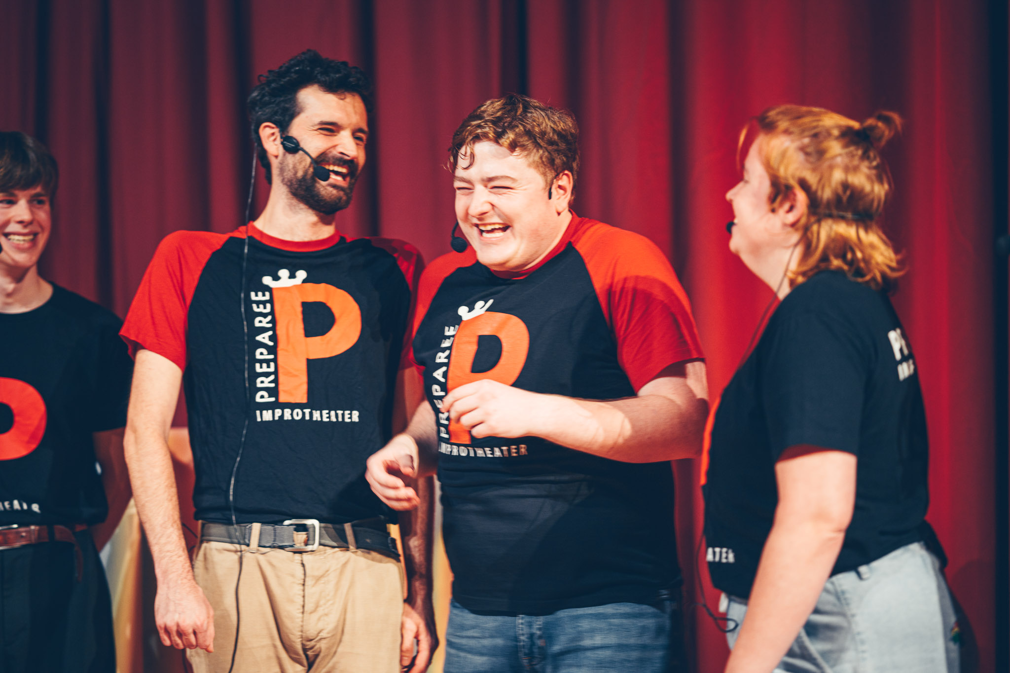 Studenten van improtheater Preparee op een podium