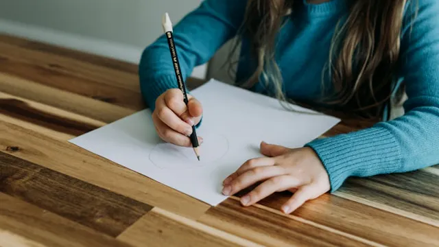 meisje maakt een tekening
