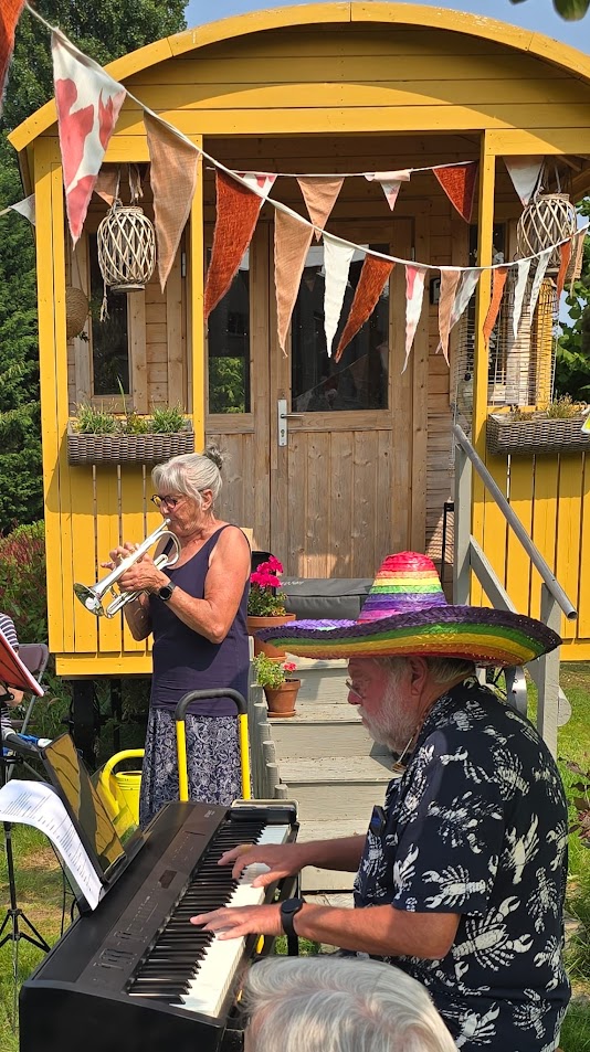 Muzikaal duo Radio Muzar speelt piano en trompet