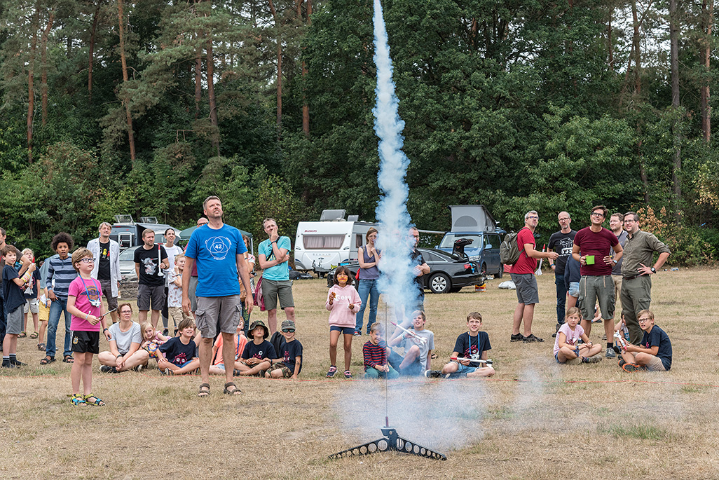 Microraketten lanceren op een vorige editie van Fri3d Camp