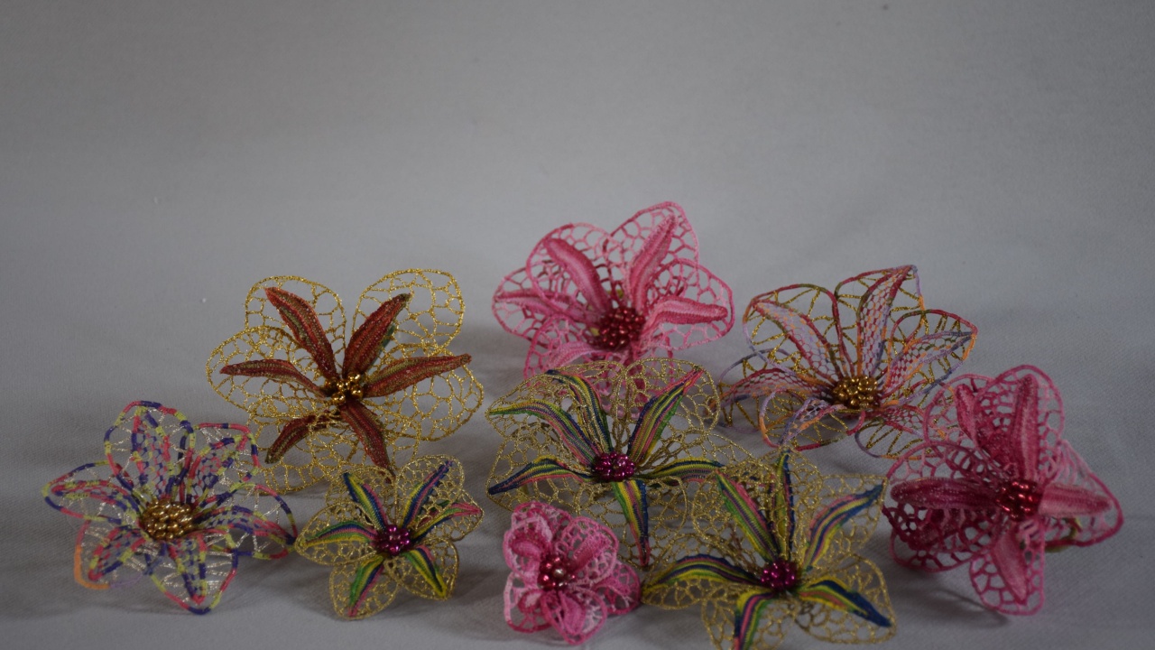 Bloemen in naaldkant.JPG