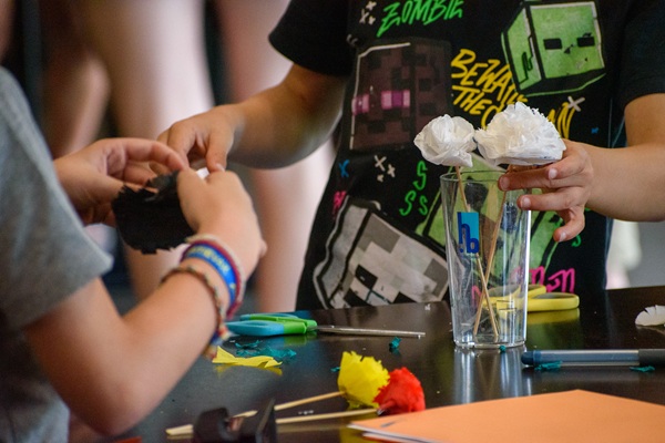 VOEL JIJ DE KNUTSELKRIEBELS AL? WE DUIKEN IN EEN WERELD VOL KLEUREN, LIJM EN PAPIER. WE MAKEN DE LEUKSTE KNUTSELWERKJES, ONTDEKKEN NIEUWE MATERIALEN EN WERKEN ONZE CREATIEVE IDEEËN UIT. VROLIJKE SCHILDERIJEN EN BIJZONDERE CREATIES: NIETS IS TE GEK! 
