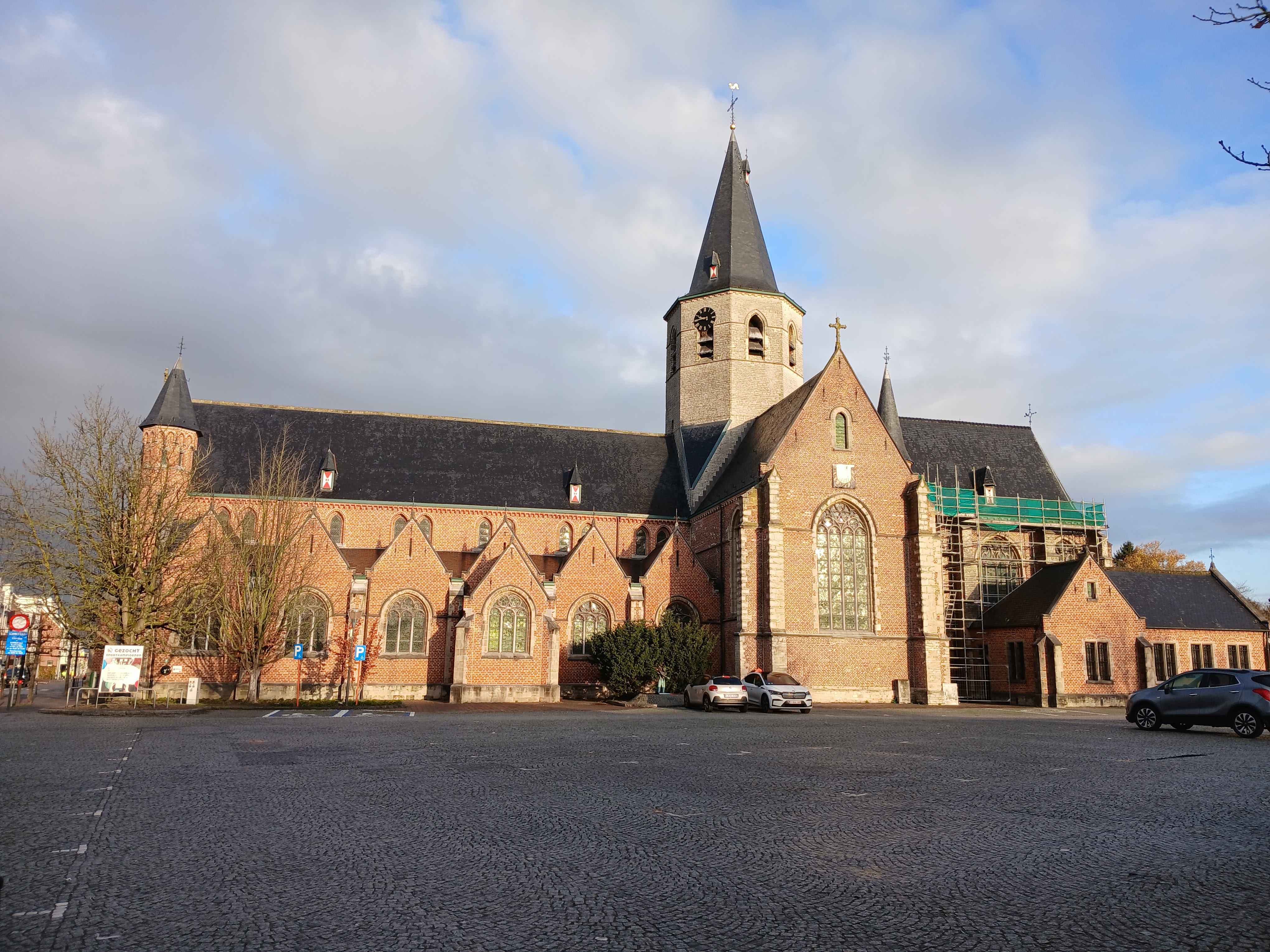 Heilige Kruiskerk Stekene: Vroeg in de ochtend straalt deze H.Kruiskerk als een juweel, in een ontwakend dorp Stekene