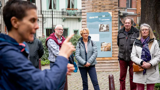 Gids tijdens wandeling