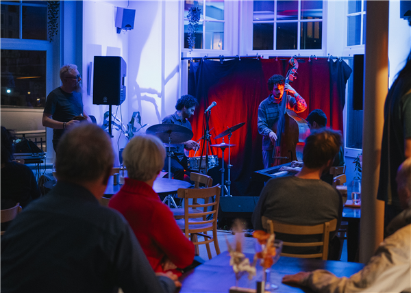Café Magritte: Kristien Sacré & jam met Jetse Academie