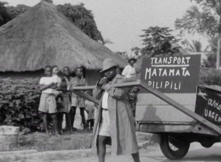 Still uit een film: man met kar