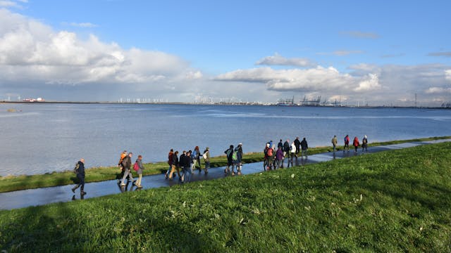 Wandelmeemaand - Wandelende mensen aan de schelde
