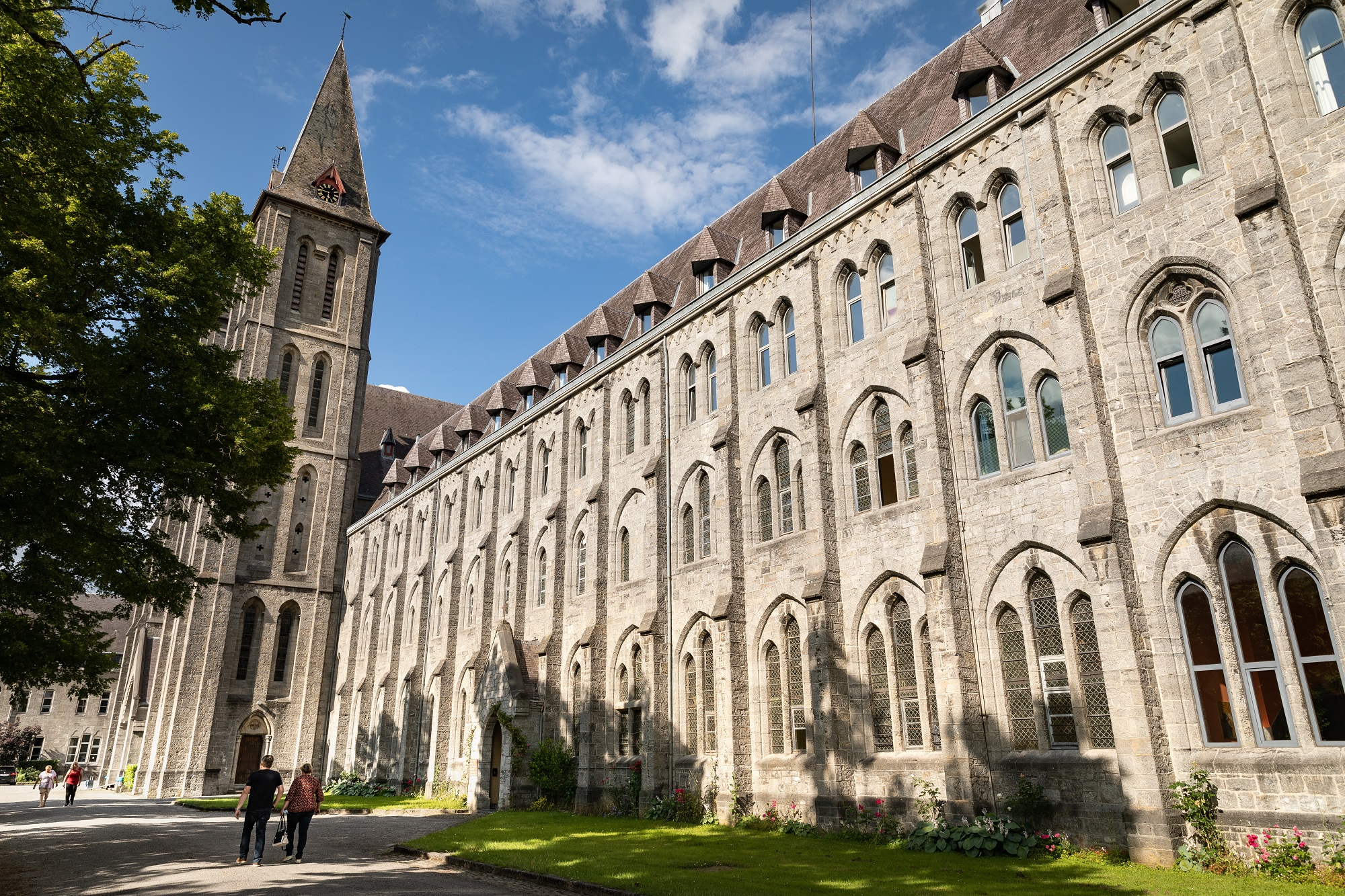 Vue de la façade de l'abbaye de Maredsous en contre-plongée. ©2021 WBT – Bruno D’Alimonte