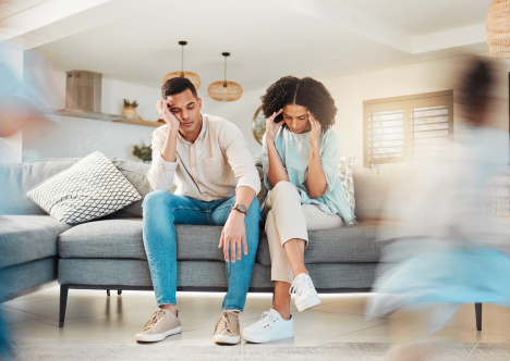Ouders, zuchtend in de zetel