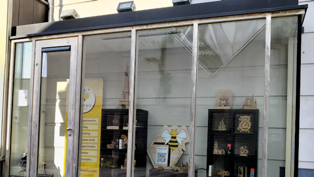 Ga samen met de etalage kast op de foto en win €50 SHOPPING BUDGET