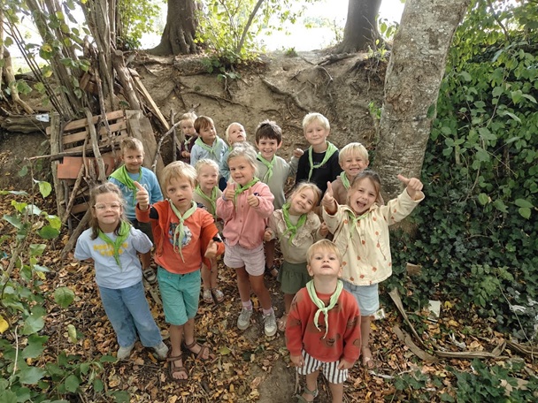 ZET JE KOFFERS MAAR KLAAR, WE GAAN OP WERELDREIS! SAMEN ONTDEKKEN WE LAND VOL MUZIEK, DIEREN, KLEUREN EN LEKKERE HAPJES. WE DANSEN IN AFRIKA, KNUTSELEN IN AZIË EN SPELEN IN DE JUNGLE VAN ZUID-AMERIKA. ELKE DAG REIZEN WE NAAR EEN ANDER PLEKJE OP DE WERELD. VLIEG JIJ MET ONS MEE? 
