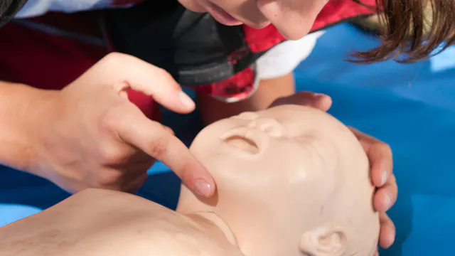 Volwassenen voert reanimatie uit op een kinderpop