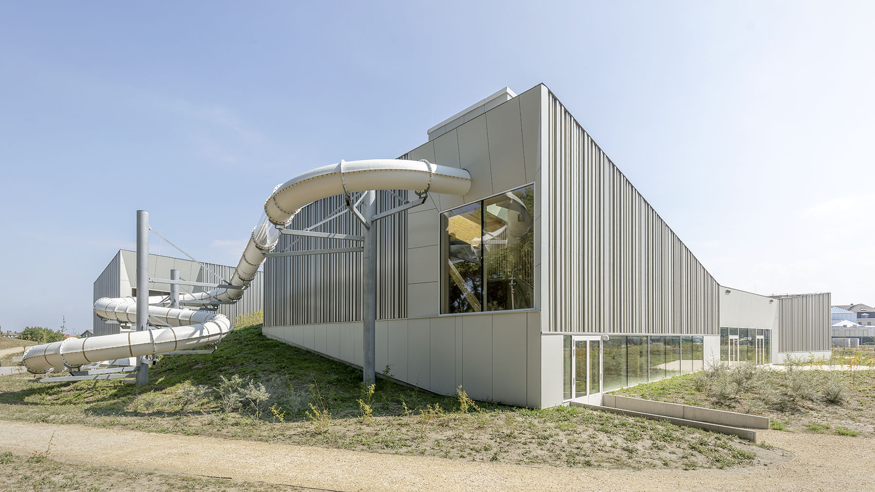 Het gloednieuwe sportcomplex in het Belgische Middelkerke is een complex welke naast een zwembad ook uitgerust is met een aparte sporthal, wellness, fitnessmogelijkheden en horeca.