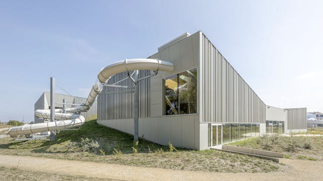 Het gloednieuwe sportcomplex in het Belgische Middelkerke is een complex welke naast een zwembad ook uitgerust is met een aparte sporthal, wellness, fitnessmogelijkheden en horeca.