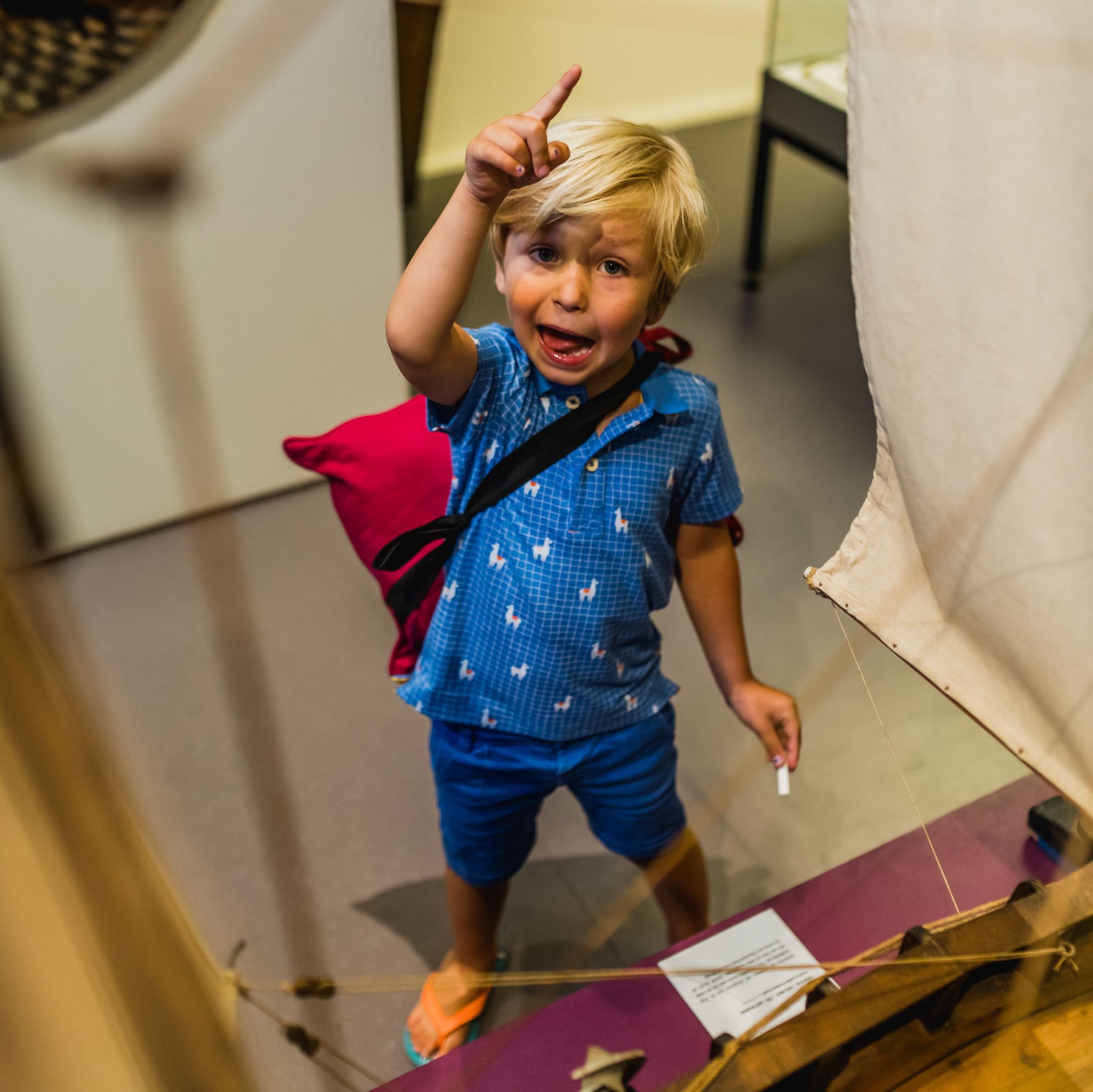 Een jongen doet een zoektocht in het museum
