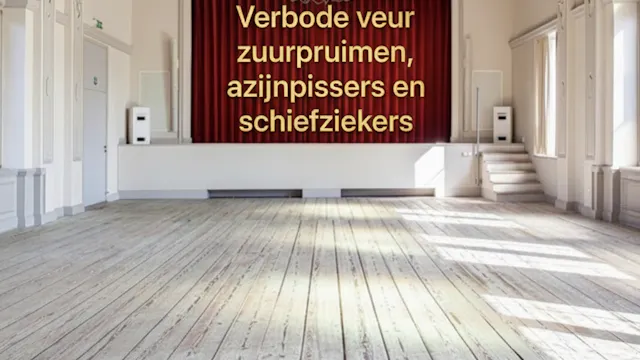 Theaterzaal met tekst op het gordijn: Verbode veur zuurpruimen, azijnpissers en schiefziekers.