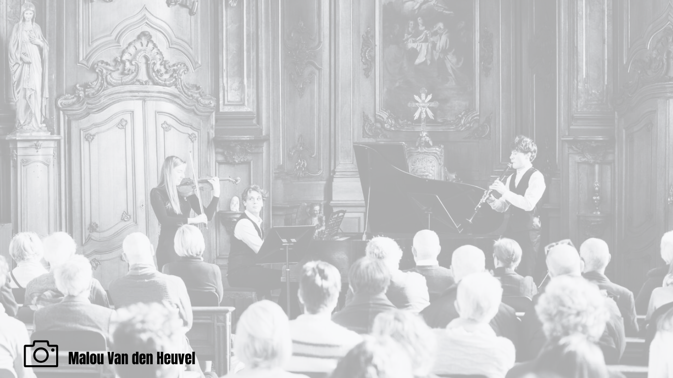 muzikanten in kapel met publiek