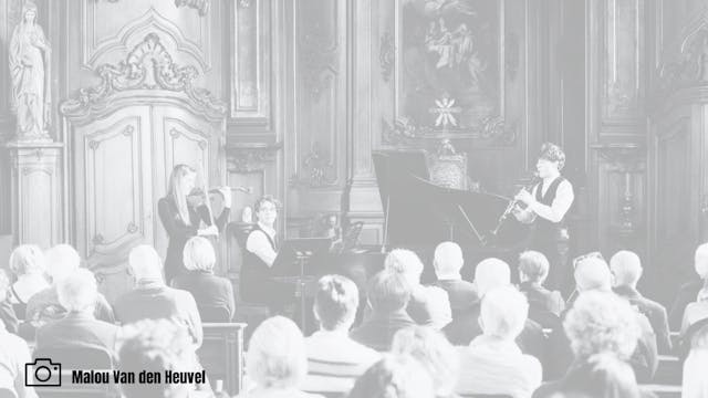 muzikanten in kapel met publiek