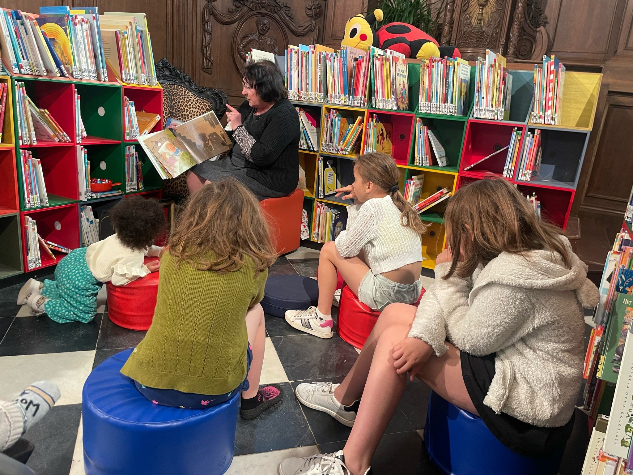 Voorleeshalfuurtje in de bibliotheek