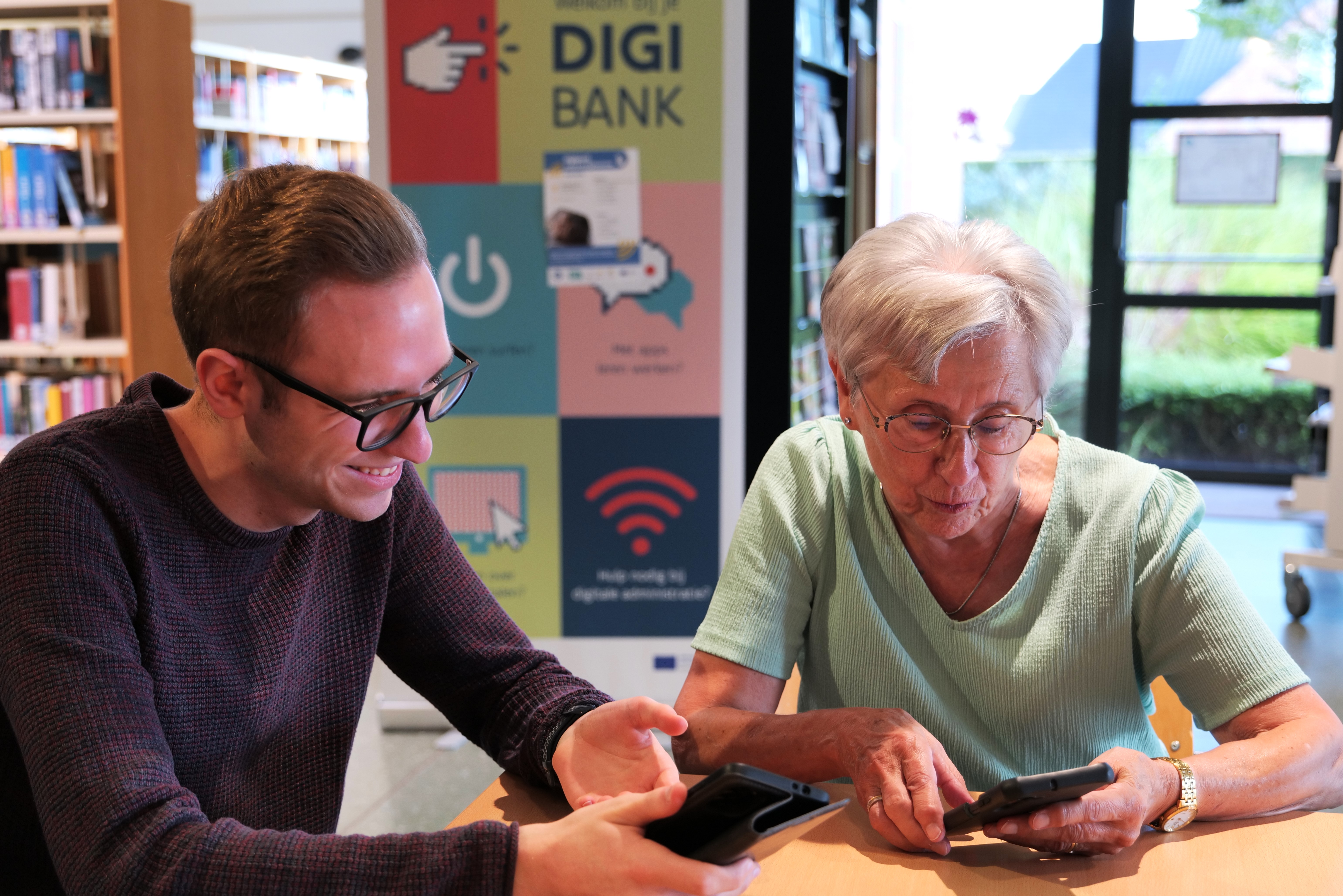 Digihelper met mevrouw