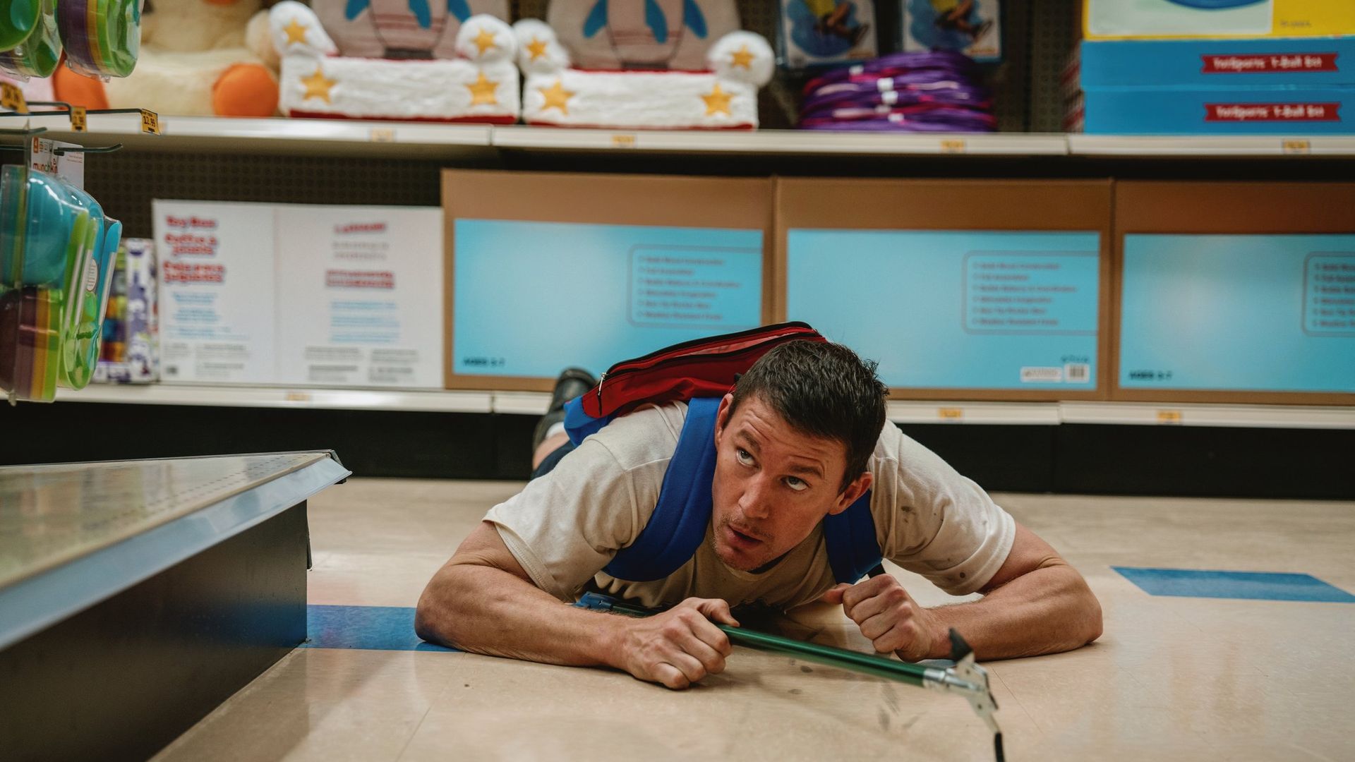 Roofman sluipt door de speelgoedwinkel.