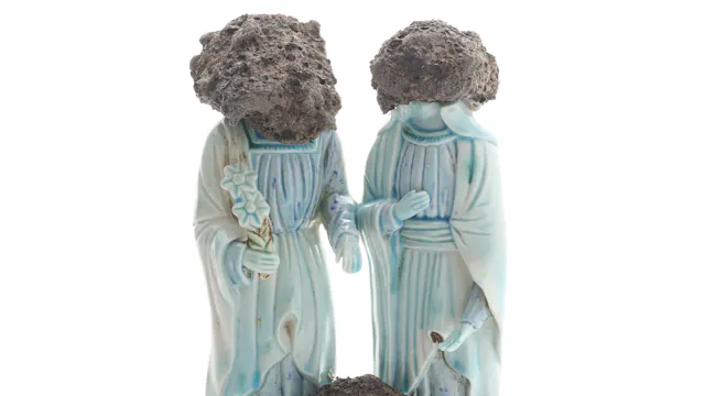 Ceramiek beeld van de "santa familia" waarvan de hoofden door lava-stenen vervangen werden. Keramiek werkt van Yves Malfliet