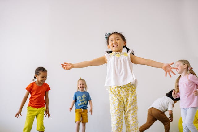 DANSENDE KINDEREN