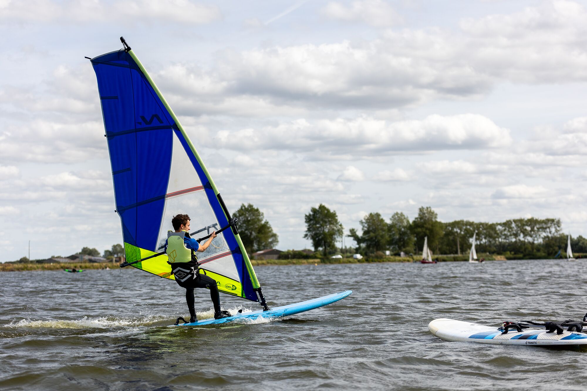 Windsurfen voor volwassenen op het Spaarbekken Nieuwpoort