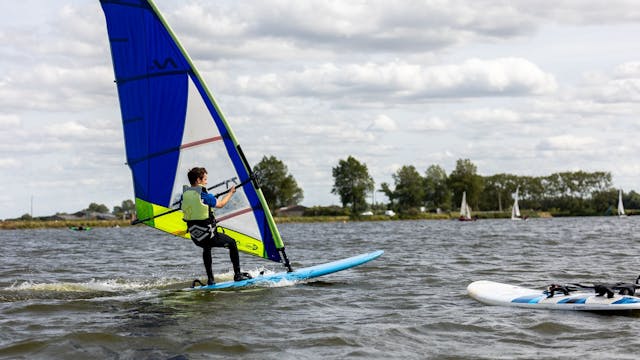 Windsurfen voor volwassenen op het Spaarbekken Nieuwpoort