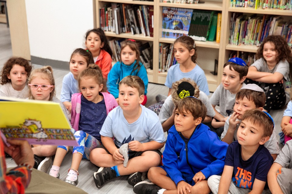 Afbeelding voor activiteit Voorleesmoment en inschrijvingshulp vakantiekampen.