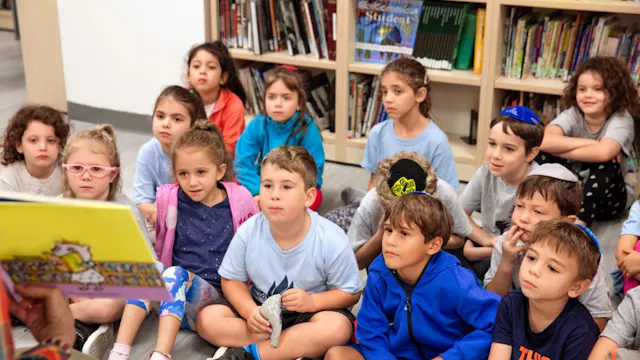 Afbeelding voor activiteit Voorleesmoment en inschrijvingshulp vakantiekampen.