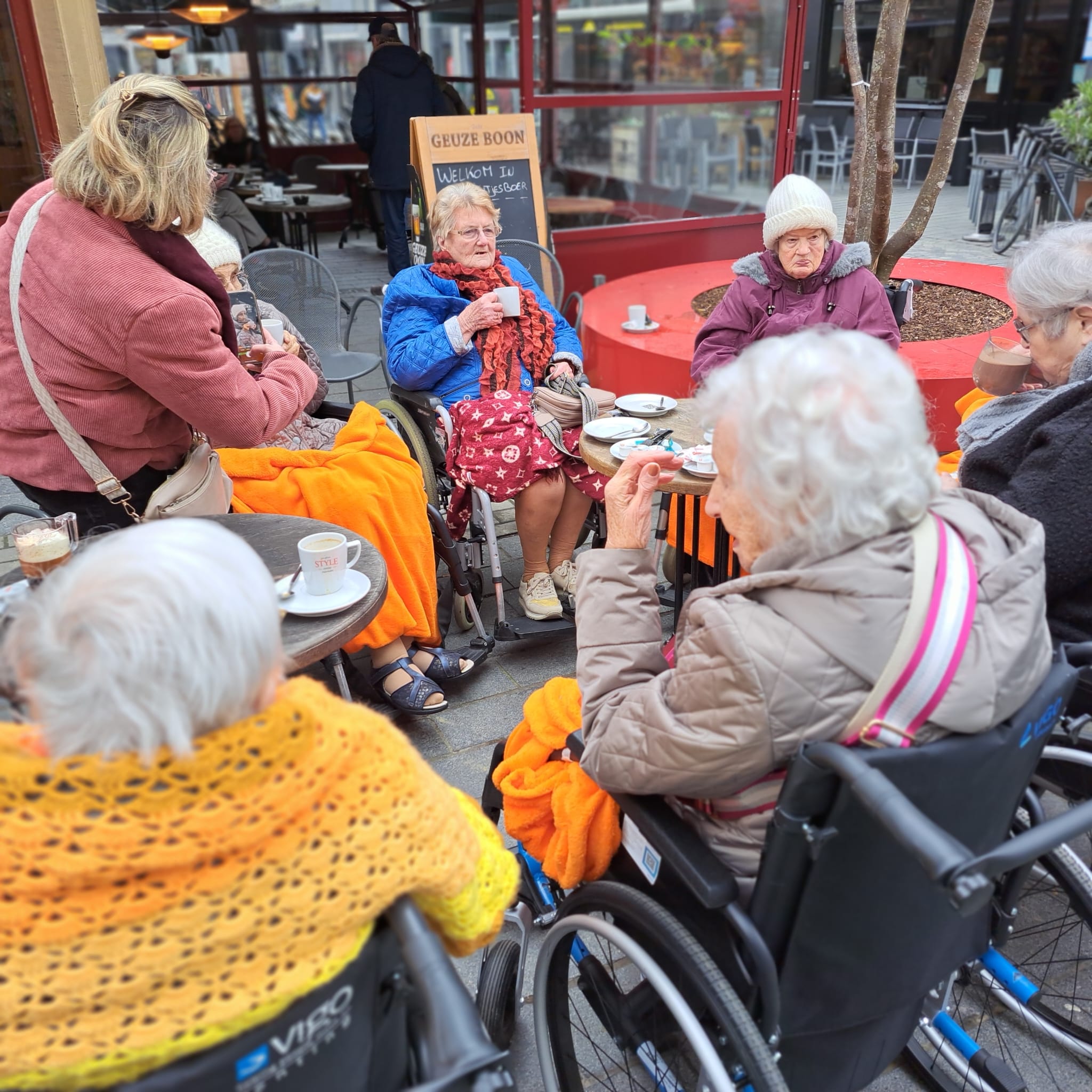 Op terras tijdens marktwandelen (huisvandeMens Halle en De Maretak)