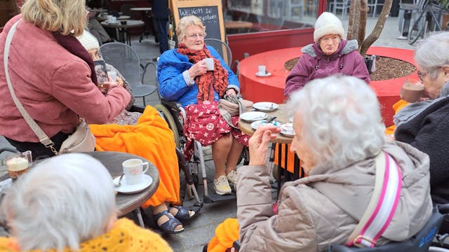 Op terras tijdens marktwandelen (huisvandeMens Halle en De Maretak)