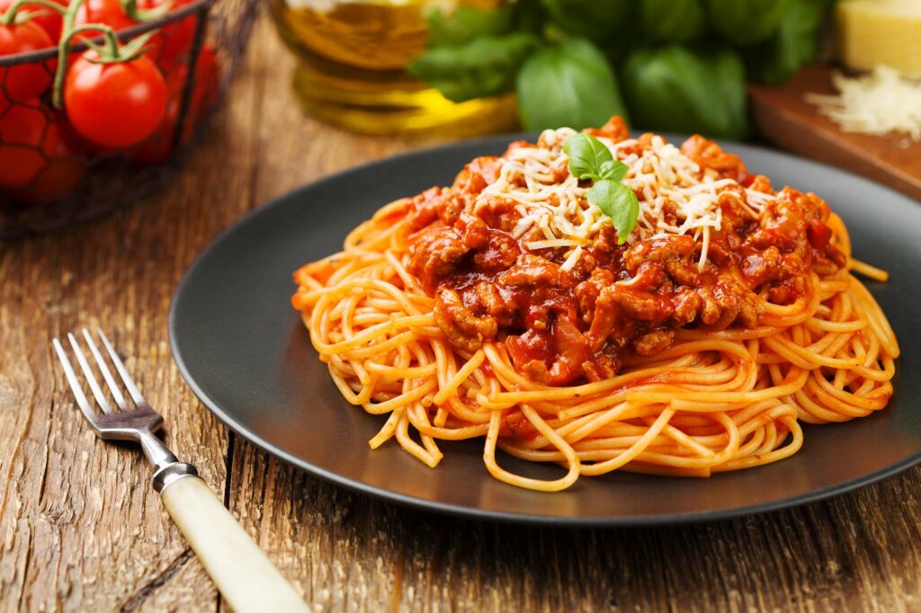 Bord met spaghetti en bolognaisesaus