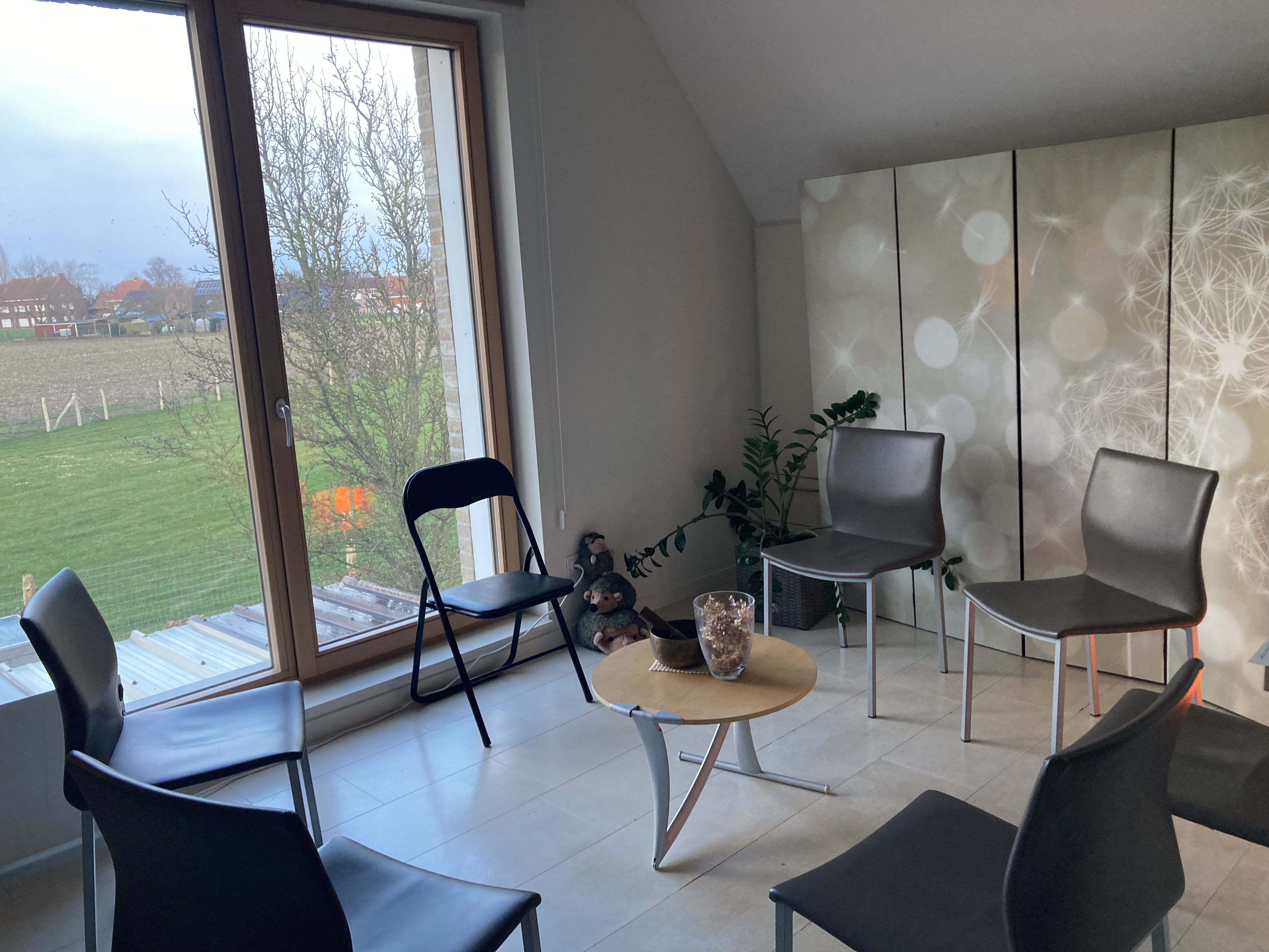 Welkom in mijn praktijk om te leren mediteren samen met een klein groepje. We zitten gewoon op een stoel en maken kennis met verschillende meditatievormen. We oefenen samen onder begeleiding en wisselen ervaringen uit. 