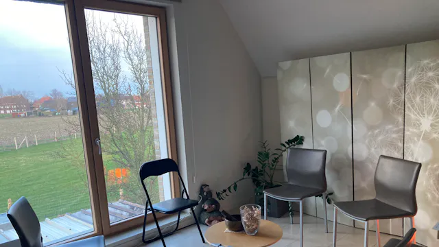 Welkom in mijn praktijk om te leren mediteren samen met een klein groepje. We zitten gewoon op een stoel en maken kennis met verschillende meditatievormen. We oefenen samen onder begeleiding en wisselen ervaringen uit.