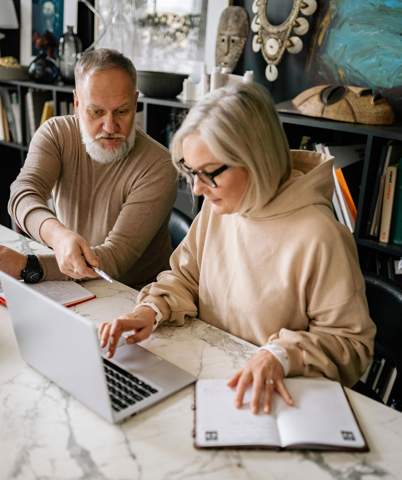 koppel thuis met laptop
