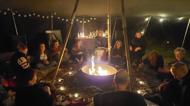 we luisteren en delen onder begeleiding van muziek.