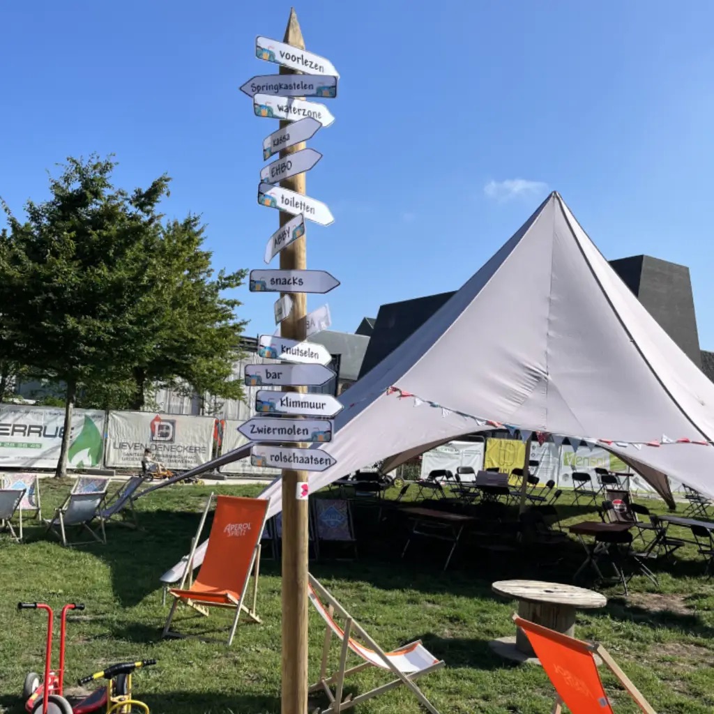 Wegwijzers op het festival