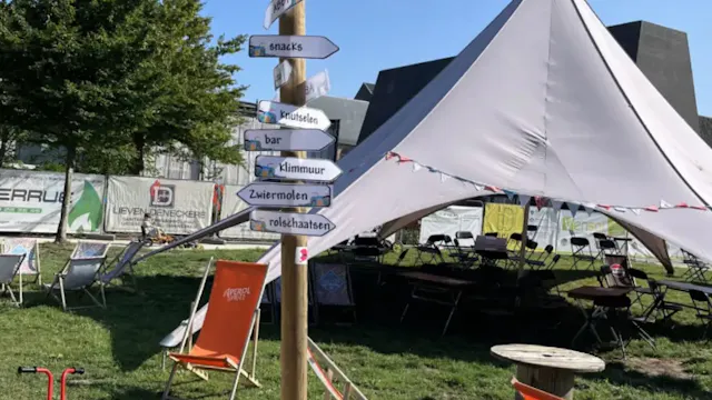 Wegwijzers op het festival
