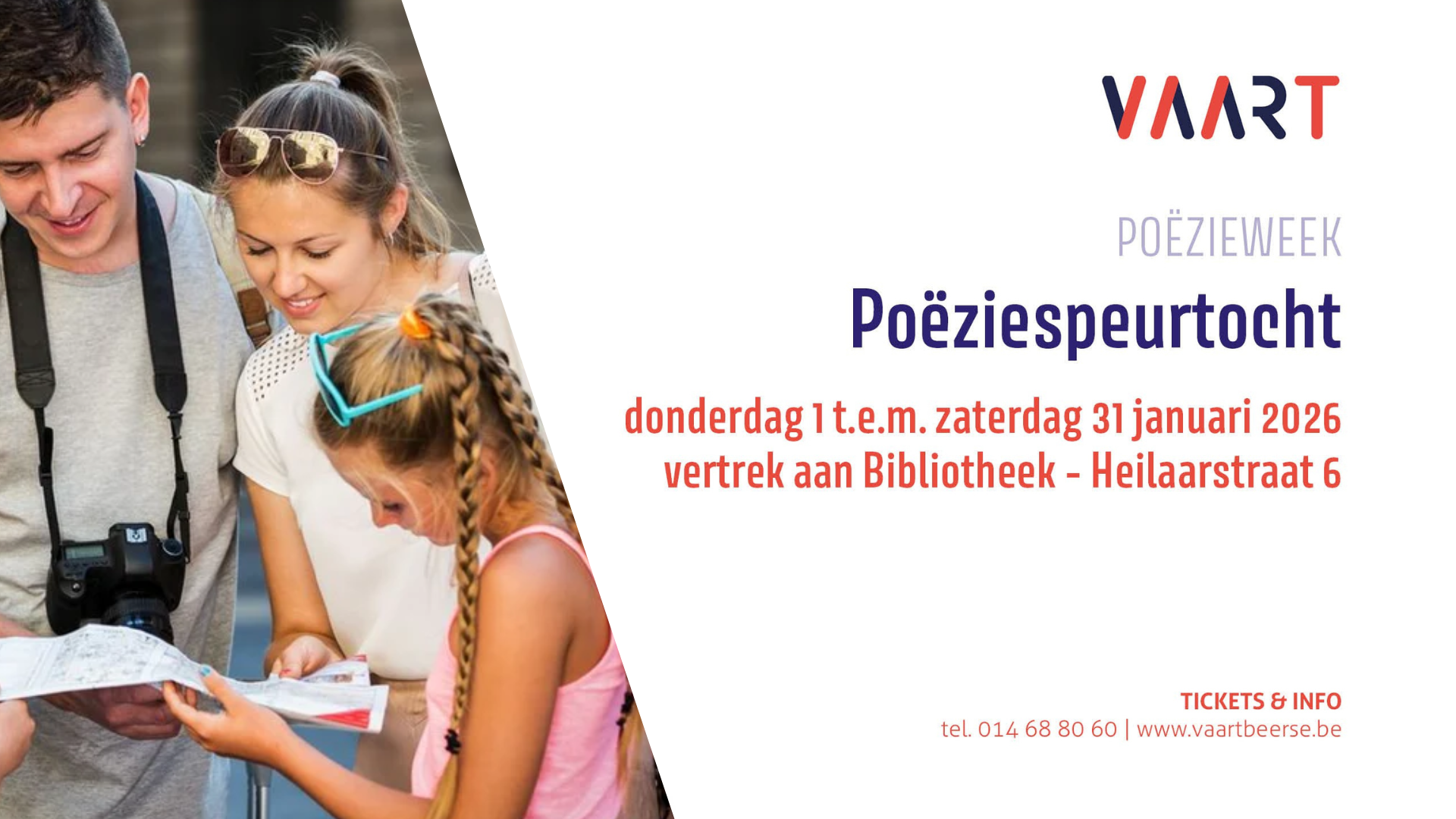 een familie bekijkt een kaart om de route uit te stippelen